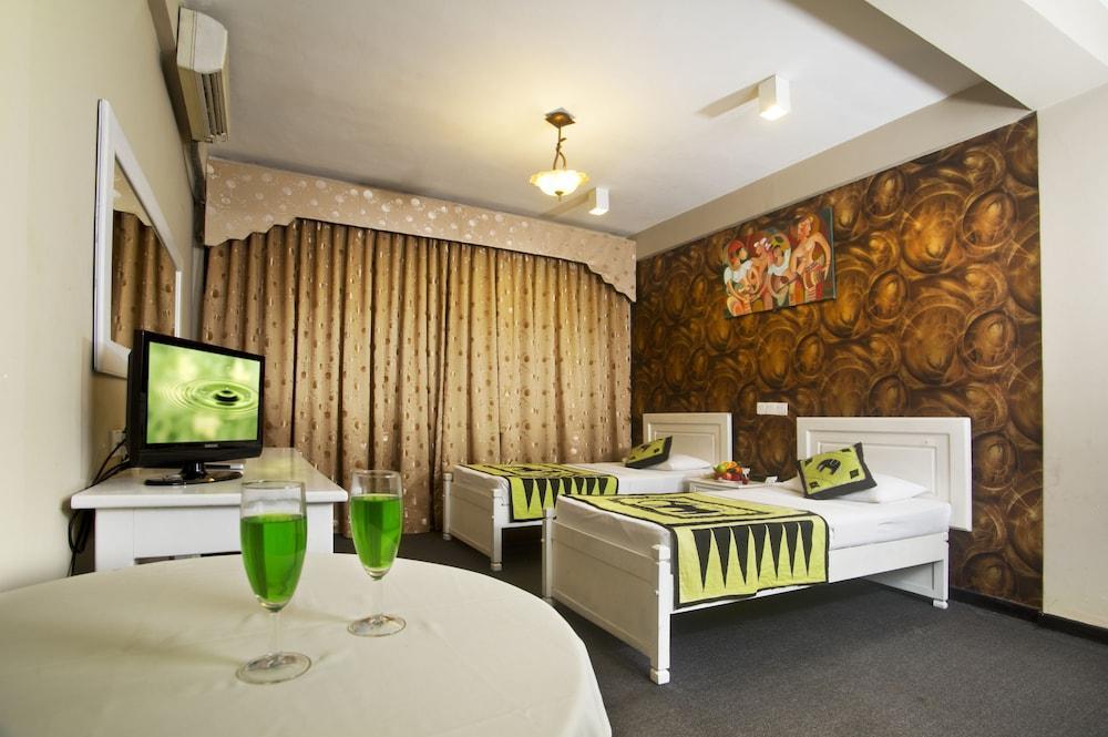 Omega Regency Colombo Hotel Екстериор снимка